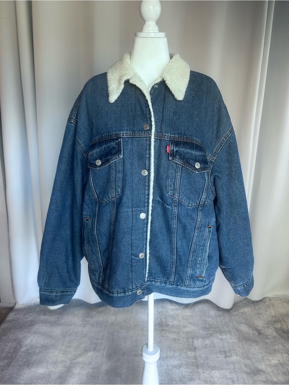 Levi’s Women’s 90s Denim Trucker Jacket with Sherpa Lining
Size 2X | New